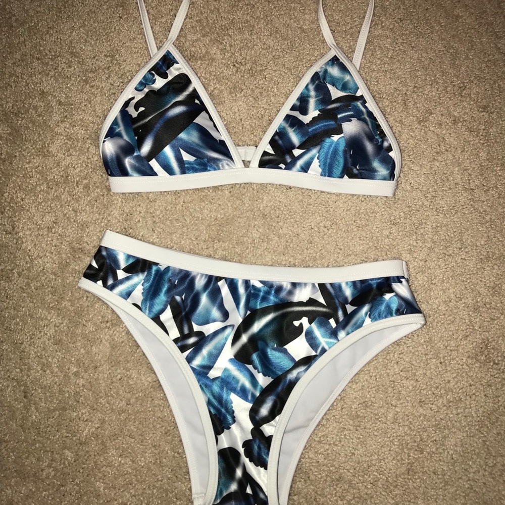 NWOT blue leafy patterned bikini set